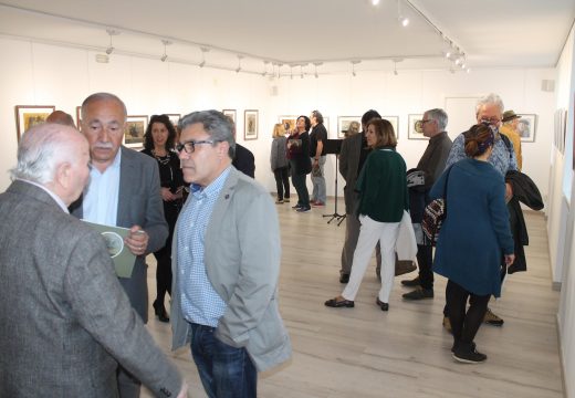 A sala de exposicións de Brión quedou pequena na inauguración de “Añoranza de Aguiño”, unha mostra de Manuel Ayaso